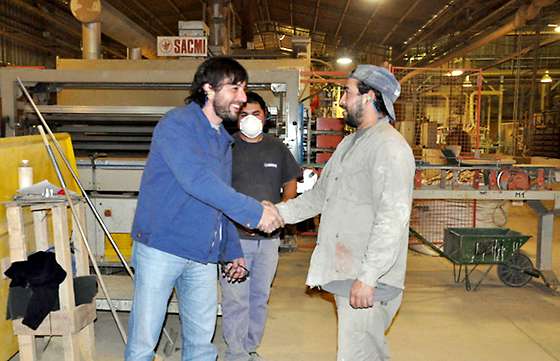 El ministro de Trabajo recorrió la planta fabril de Cerámica Alberdi