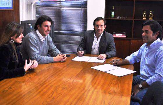 Productores de Guachipas recibieron fondos para la compra de un tractor
