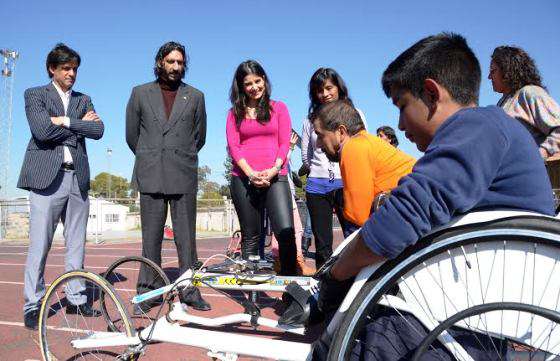La Provincia entregó una silla de ruedas especial a Víctor Ruiz