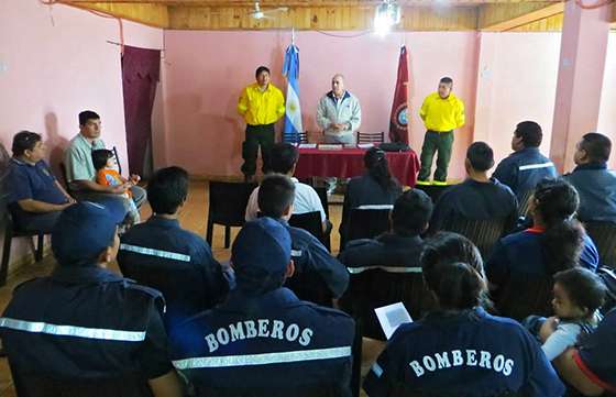 Instructores de Defensa Civil dictan un curso de capacitación sobre incendios forestales