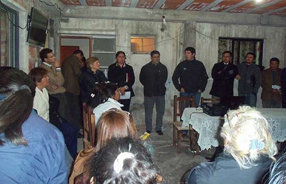 Vecinos del barrio 13 de Abril se reunieron con funcionarios de Seguridad