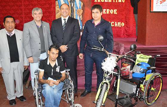 Un vecino de General Güemes recibió una silla de ruedas con motor diseñada por alumnos de una técnica salteña