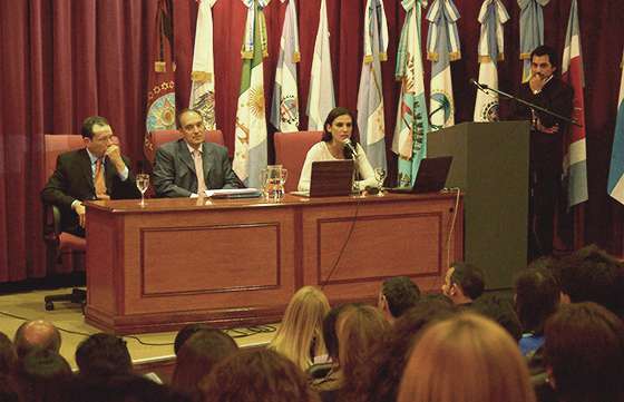 Docente de la universidad de Harvard disertó sobre la temática juicio por jurados