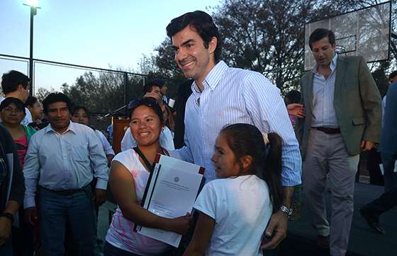 Después de 30 años de espera, vecinos de la zona oeste de la Capital recibieron la escritura de sus terrenos