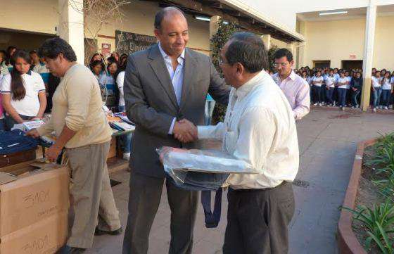 Cerca de mil alumnos de cuatro escuelas técnicas recibieron mochilas con elementos de estudio