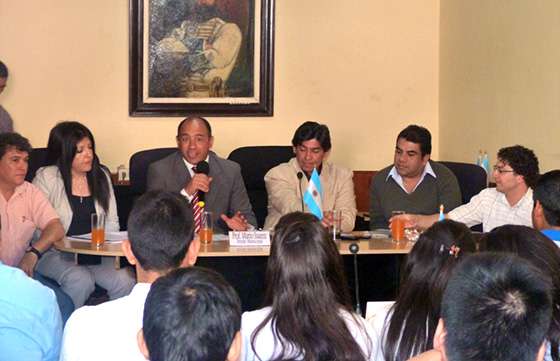 El ministro de Educación participó del debate sobre medios de comunicación y política con jóvenes de General Güemes