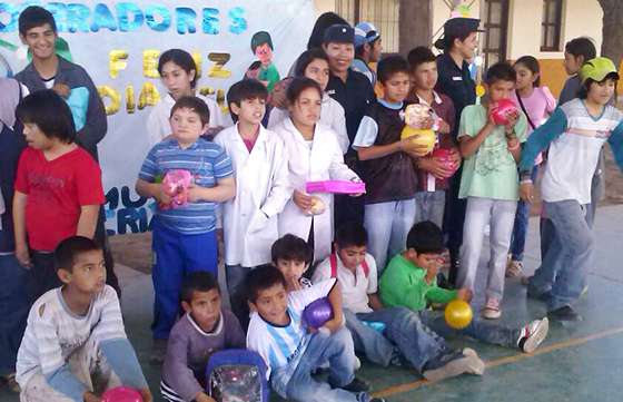 La Policía Comunitaria de Joaquín V. González agasajó a niños