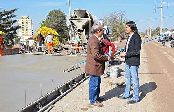 El Gobierno provincial pavimenta en la zona oeste capitalina la avenida Papa Juan XXIII