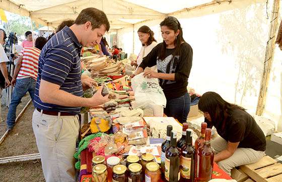 Pequeños agricultores del interior ofrecieron sus productos en la feria de alimentos sanos