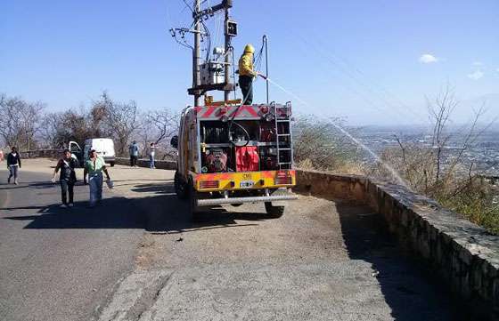 Brigadistas forestales previenen incendios en zonas urbanas adyacentes al cerro San Bernardo