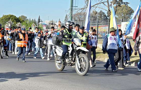 Miles de peregrinos de los Valles Calchaquíes, Catamarca y Tucumán avanzan con una intensa cobertura de seguridad