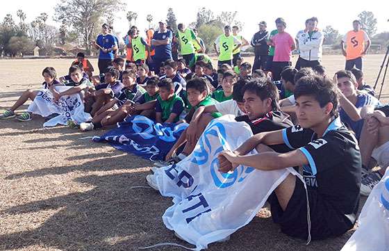 El club Argentinos del Norte recibió elementos deportivos