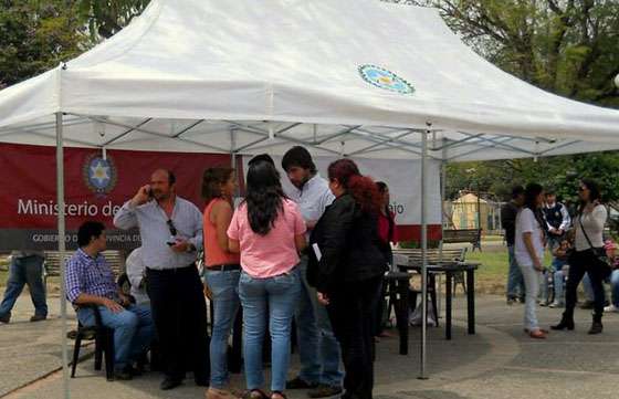 Vecinos de Orán reciben asesoramiento en el stand itinerante del Ministerio de Trabajo