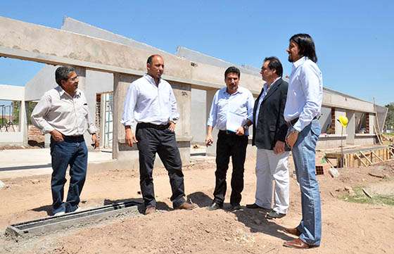 Un moderno hospital, infraestructura educativa y deportiva construye la Provincia en El Quebrachal