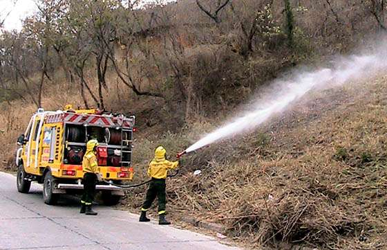 Persisten los equipos de trabajo para extinguir el fuego en La Caldera
