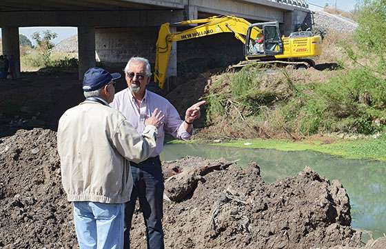 Recorren las obras de saneamiento del río Arenales