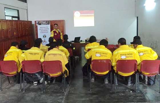 Instructores de Defensa Civil capacitaron sobre incendios forestales a Bomberos Voluntarios del interior