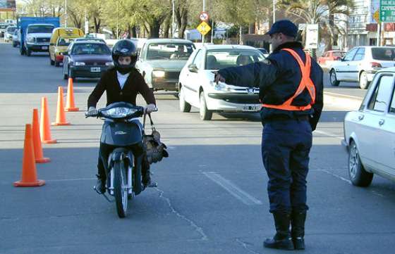 La Secretaría de Seguridad Vial multó a motociclistas por el mal uso del casco protector