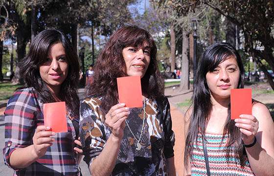 Mujeres que fueron víctimas de violencia de género asisten a quienes la padecen