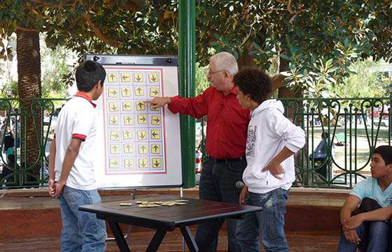 Con juegos y acertijos el matemático Adrián Paenza realizó demostraciones ante estudiantes salteños