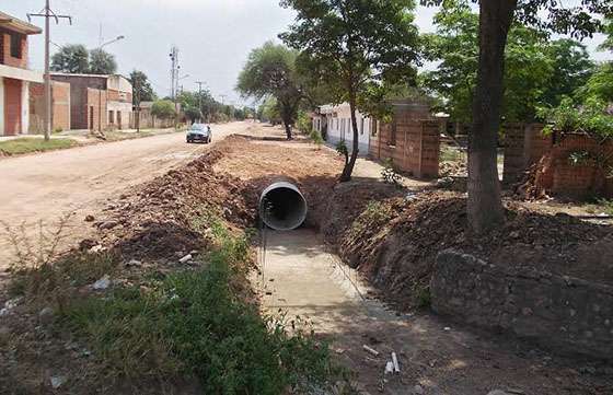 Importante avance de la obra de desagües pluviales de calle Avellaneda de Pichanal