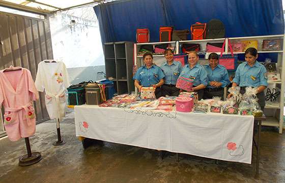 Se realizó una exposición de los talleres del Penal de Mujeres por el Día de la Madre