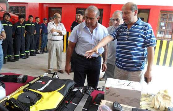El Gobierno de la Provincia entregó equipamiento a los bomberos voluntarios del interior provincial