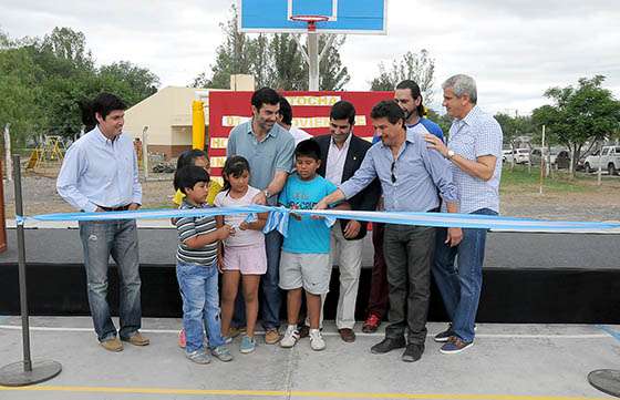 El Gobierno inauguró un playón deportivo en la Escuela 4361 de Atocha