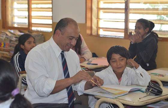 El ministro de Educación visitó dos escuelas de capital