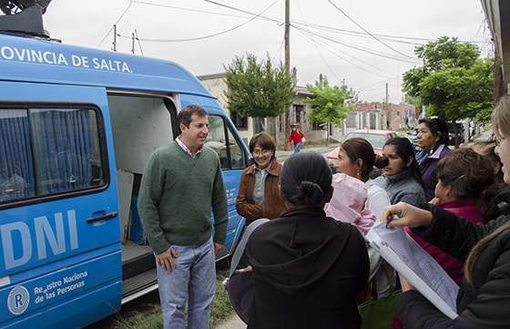 Exitoso operativo de documentación para barrios de la zona oeste