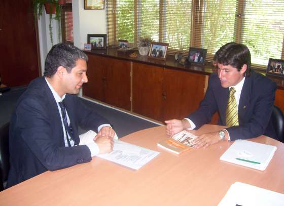 Gobierno colaborará con la distribución de un libro sobre gestión municipal eficiente