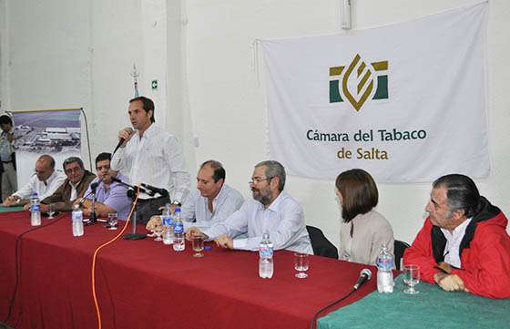 Mil trabajadores tabacaleros de Cerrillos recibieron equipos de trabajo agrario