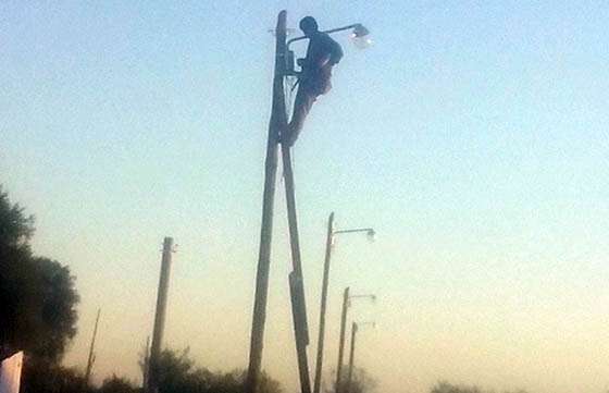 Avanza la obra de electrificación del  loteo Misión Evangelista de Colonia Santa Rosa