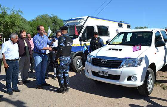 En Joaquín V. González, el Gobierno de Salta entregó móviles e inauguró el destacamento de Caballería