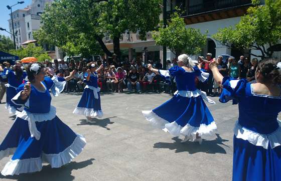 Exposición anual de adultos mayores en la plaza 9 de Julio