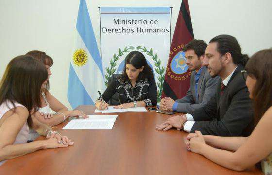 La ministra Cansino firmó un convenio con la fundación Genero y Conciencia