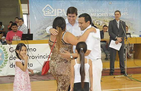 En Orán, familias que esperaron más de 20 años tendrán casa propia