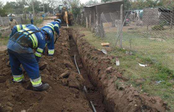 Nuevas redes de agua en Metán y Río Piedras brindan servicio a 60 familias