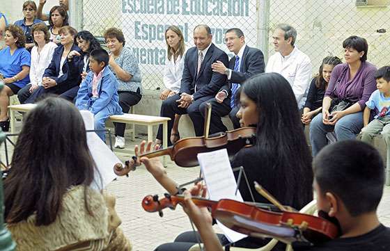 Orquestas y coros escolares se presentaron hoy en distintos hospitales de la provincia