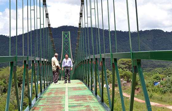 La Provincia construye una pasarela peatonal para comunidades de Salvador Mazza