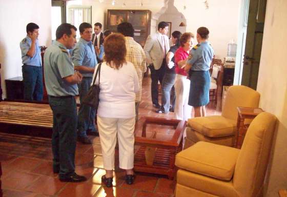 Exposición de muebles y artesanías en el penal de Villa Las Rosas