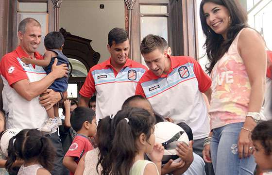 Jugadores de Arsenal visitaron a los niños del Hogar Cuna