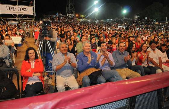 Miles de espectadores en la primera jornada del Festival del Poncho en Molinos
