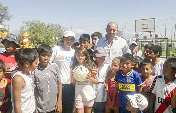 El Ministro de Educación entregó elementos deportivos a chicos de barrio La Paz