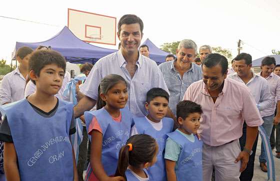 Urtubey inauguró un playón deportivo y una escuela de box en Orán