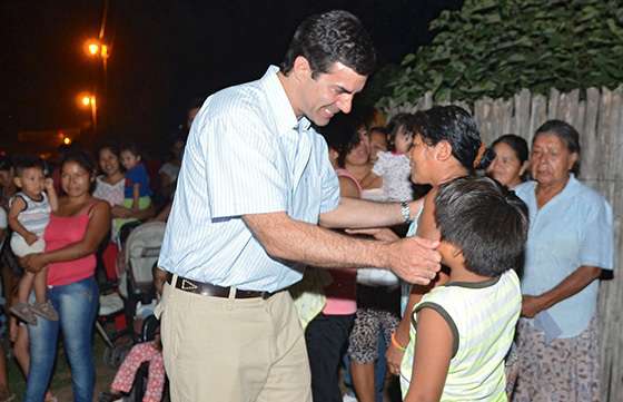 Cientos de familias de Urundel se benefician con obras de alumbrado público y agua corriente