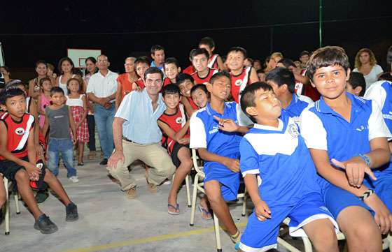 Más de 600 niños y adolescentes de Urundel tienen un nuevo playón deportivo