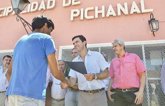 Urtubey entregó el acta de posesión de sus tierras a la comunidad originaria de El Algarrobal