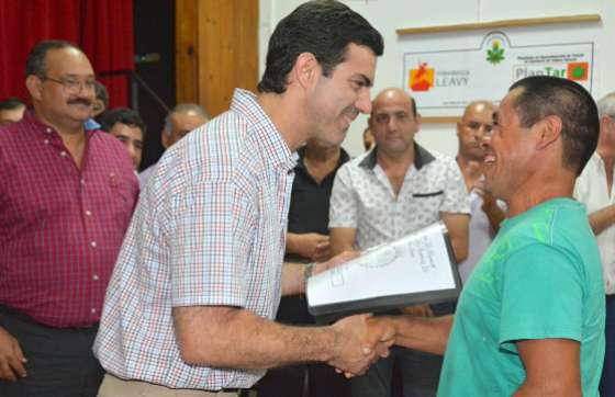 Urtubey entregó créditos, escrituras y pensiones no contributivas a vecinos de Tartagal