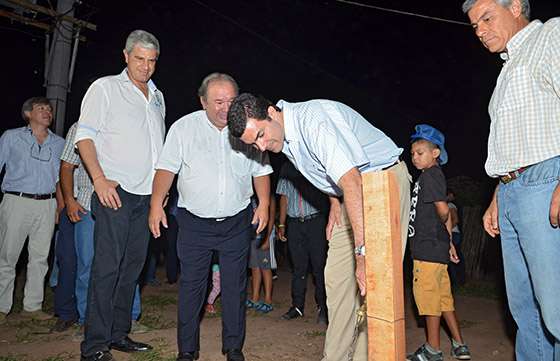 300 familias de Urundel se benefician con obras de alumbrado y agua